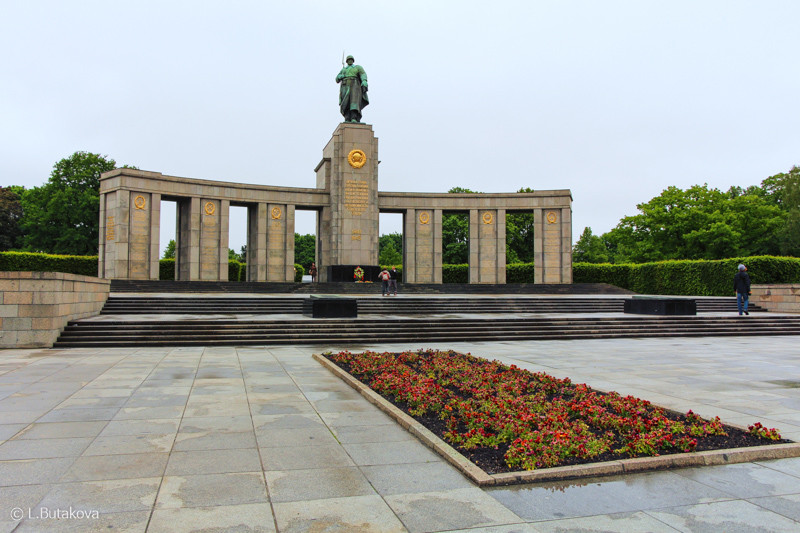 Памятник советскому солдату в берлине фото